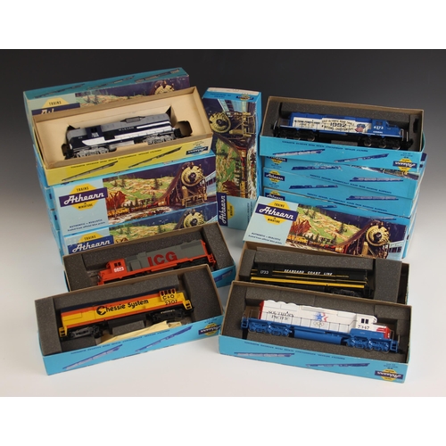 586 - Twenty boxed Athearn HO gauge American diesel locomotives in liveries for railroad companies includi... 