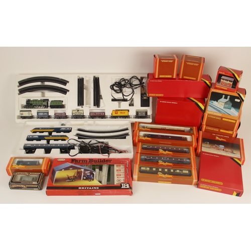 588 - A selection of Hornby OO gauge model railway pieces, to include a boxed R.354 BR Class 47 Diesel loc... 