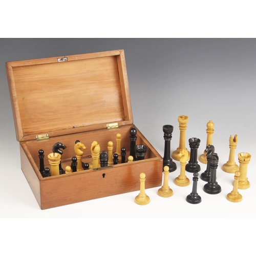 590 - A boxwood and ebonised Northern Upright pattern chess set, comprising thirty-two unweighted pieces, ... 