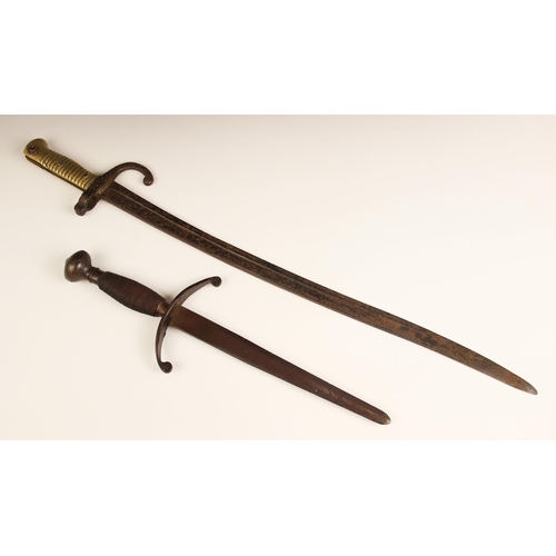 661 - A French 1866 pattern Chassepot bayonet, the 57cm fullered yataghan blade set to a hooked quillon an... 