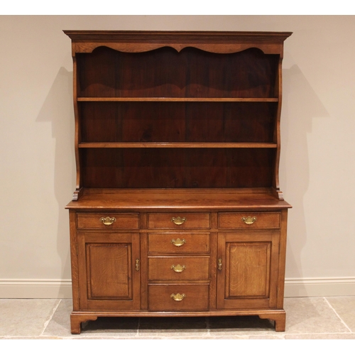 745 - A George III style golden oak dresser, in the manner of Titchmarsh and Goodwin, late 20th century, t... 