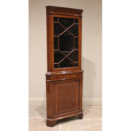 860 - An Edwardian mahogany and satinwood crossbanded freestanding corner display cabinet, with a simulate... 