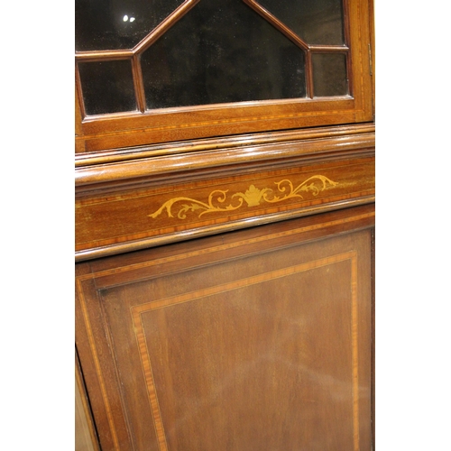 860 - An Edwardian mahogany and satinwood crossbanded freestanding corner display cabinet, with a simulate... 