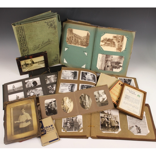 664 - WORLD WAR I INTEREST: A collection of WWI postcards, to include a quantity of cards to Mrs L Davis f... 