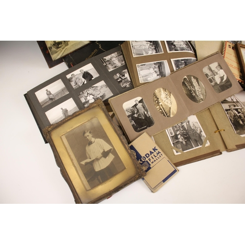 664 - WORLD WAR I INTEREST: A collection of WWI postcards, to include a quantity of cards to Mrs L Davis f... 