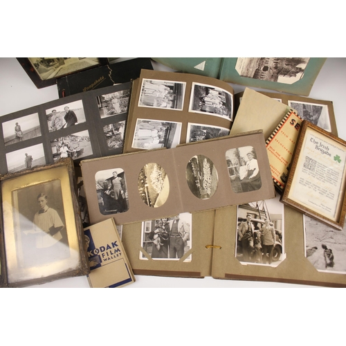 664 - WORLD WAR I INTEREST: A collection of WWI postcards, to include a quantity of cards to Mrs L Davis f... 