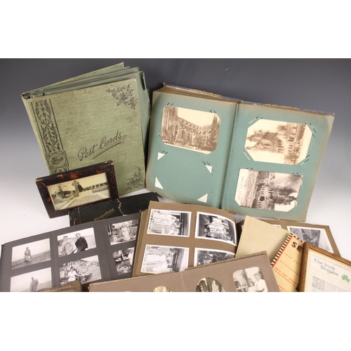 664 - WORLD WAR I INTEREST: A collection of WWI postcards, to include a quantity of cards to Mrs L Davis f... 