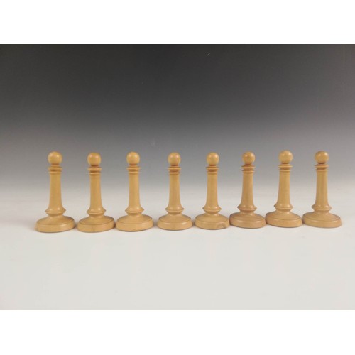 590 - A boxwood and ebonised Northern Upright pattern chess set, comprising thirty-two unweighted pieces, ... 