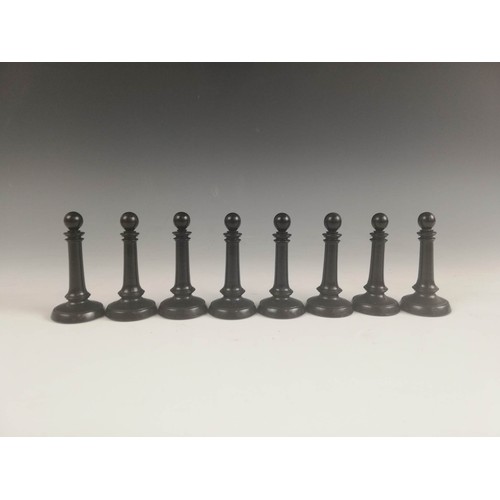 590 - A boxwood and ebonised Northern Upright pattern chess set, comprising thirty-two unweighted pieces, ... 