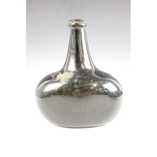 525 - An English 18th century glass wine bottle, of bladder shape and of olive green colour, 17cm high