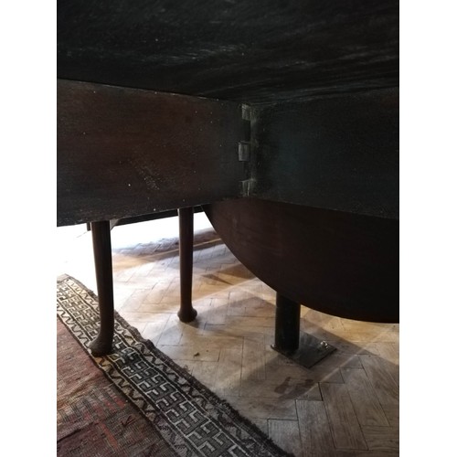 776 - A George II mahogany drop leaf table, the oval top raised upon cabriole legs extending to pad feet, ... 