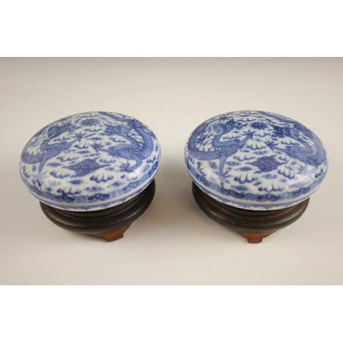 418 - A pair of Chinese porcelain blue and white boxes and covers, Qianlong seal mark, each circular box p... 