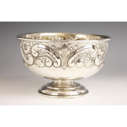 22 - A George V silver rose bowl, Mappin & Webb, Sheffield 1914, of circular form on pedestal foot, embos... 