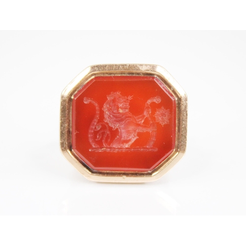 160 - A 19th century carnelian set seal fob, matrix engraved with a crest depicting a lion with two tails,... 