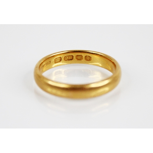 198 - A 22ct gold wedding band, marks for 'WWLd', London 1960, ring size P, weight 6.0gms