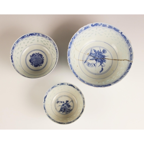 385 - Three graduated Chinese rice grain porcelain bowls, 19th century, each decorated in blue and white, ... 