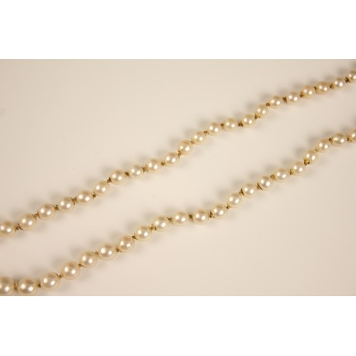 193 - An early 20th century cultured pearl necklace, designed as a single row of round cultured pearls, me... 