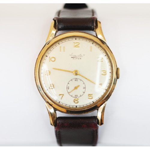 141 - A vintage gentleman's Everite 9ct gold wristwatch, the circular cream dial with gold coloured Arabic... 