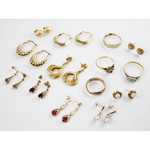 159 - A selection gold and gold coloured jewellery, including a diamond three stone ring, comprising three... 