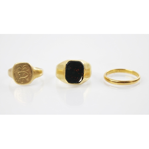 165 - A George V 18ct gold signet ring, the rounded rectangular cartouche with monogrammed initials, leadi... 