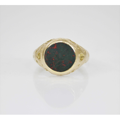 176 - A Victorian 18ct gold bloodstone set signet ring, the central circular bloodstone matrix measuring 1... 