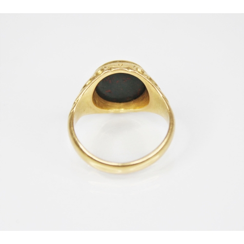 176 - A Victorian 18ct gold bloodstone set signet ring, the central circular bloodstone matrix measuring 1... 