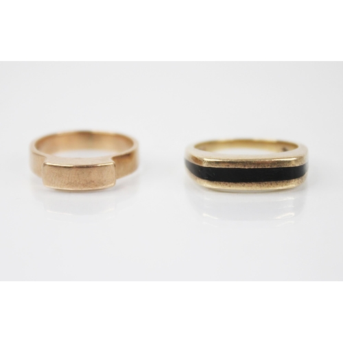 181 - A 9ct gold onyx set bespoke ring, designed as a tapering onyx band channel set to a 9ct gold surroun... 