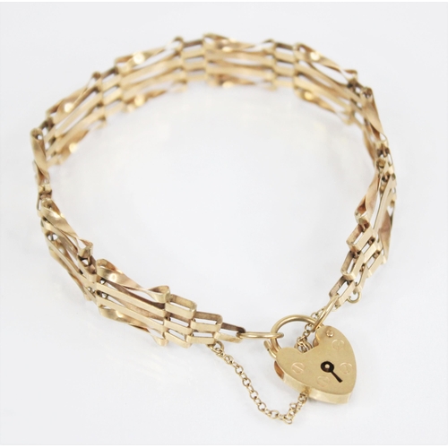 189 - A 9ct gold gate link bracelet, approximately 16cm long, suspending a heart shaped padlock fastener, ... 