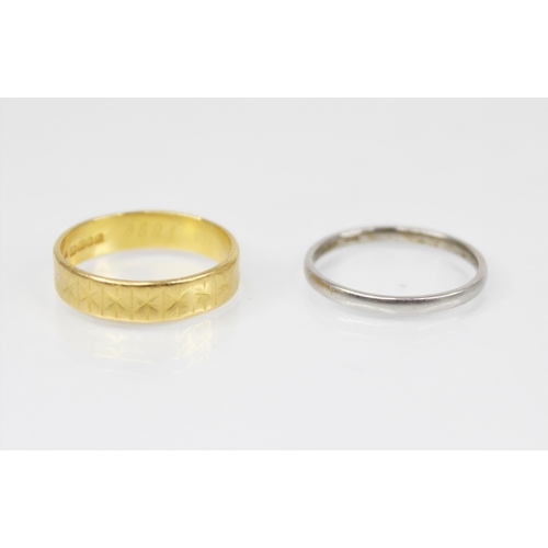 194 - A 22ct yellow gold wedding band, with continuous engraved decoration, marks for 'BW & Sn', London 19... 