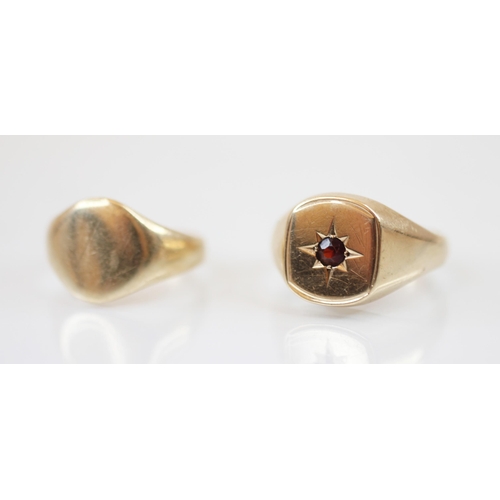 230 - A 9ct gold garnet set signet ring, the rounded square head with mixed cut garnet to centre, measurin... 