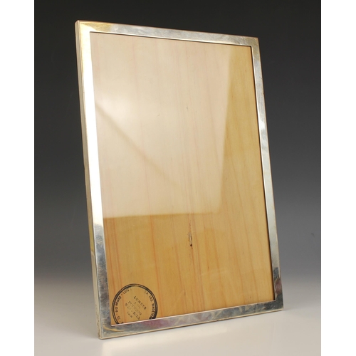 45 - A silver mounted photograph frame, Sanders & Mackenzie, Birmingham 1957, of plain polished rectangul... 