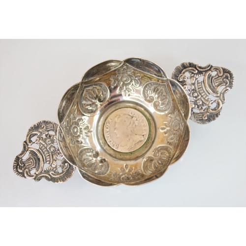 88 - A Victorian silver tasse du vin, 'SC' London 1893, of circular form with lobed rim and embossed deco... 