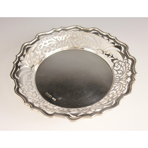 18 - An Edwardian silver bon-bon dish, Ollivant & Botsford, London 1904, of circular form with pierced sc... 