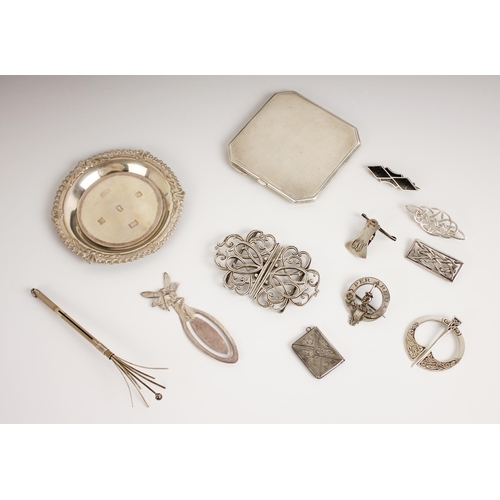 22 - A selection of silver accessories, to include a silver compact, Crisford & Norris, Birmingham 1941, ... 