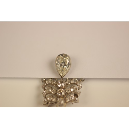 201 - An early 20th century diamond drop pendant brooch, the central pear cut diamond weighing an estimate... 