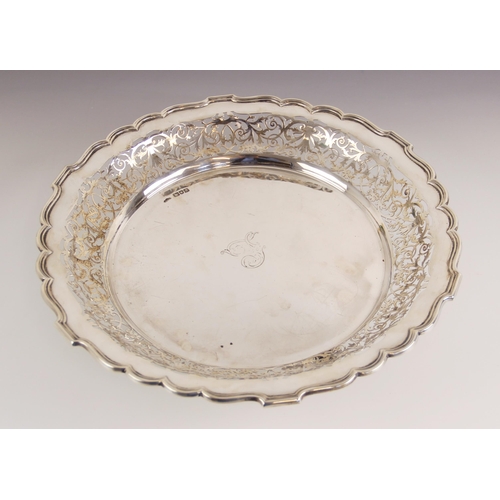 121 - An Edwardian silver pierced dish, Sibray, Hall and Co Ltd, London 1903, the circular ogee rim above ... 