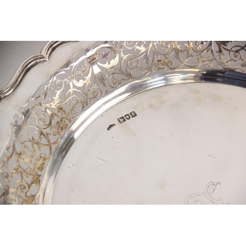 121 - An Edwardian silver pierced dish, Sibray, Hall and Co Ltd, London 1903, the circular ogee rim above ... 