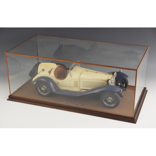 604 - A Pocher 1:8 scale model Alfa Romeo Spider Touring Gran Sport 1932, the completed model with leather... 