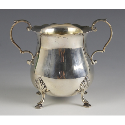 92 - A George V silver twin handled vessel, Edmond Johnson, Dublin 1914, the scalloped rim above a balust... 