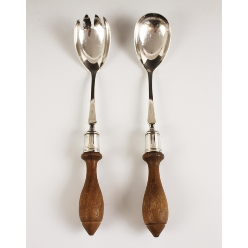 134 - A pair of Edwardian silver salad servers, Barker Brothers, Birmingham 1903, the plain polished bowls... 