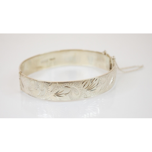 176 - A mid 20th century white metal wedding band, the band of decagon form with alternating engraved side... 