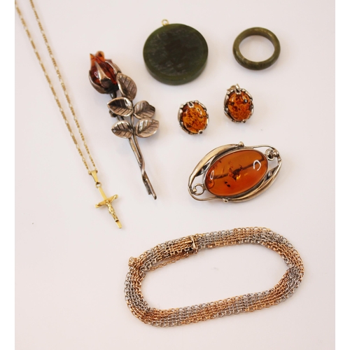 206 - A selection of jewellery, to include a 9ct yellow gold cross, stamped 'BM 9.375' upon a yellow metal... 