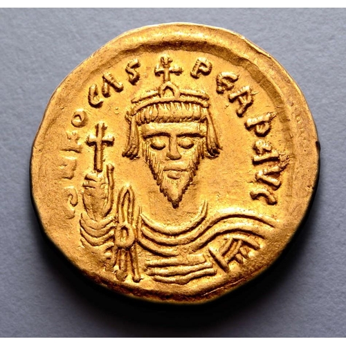 265 - Phocas AV Solidus. Constantinople, AD 602-610. [d]N FOCAS PERP AVG, draped and cuirassed bust facing... 