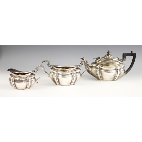 87 - A silver tea service, Josiah Williams and Co, London 1900-1901, comprising teapot, milk jug and suga... 