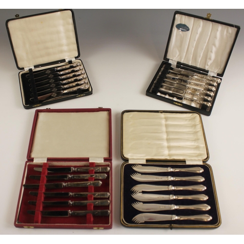 108 - A cased set of George V silver handled cheese knives, John Biggin, Sheffield 1915, with five prong p... 