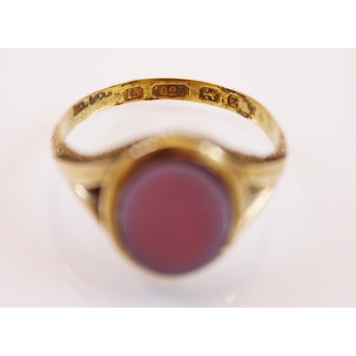 187 - A Victorian 15ct yellow gold signet ring, the oval banded carnelian set head (10.9 x 9 x 1.9mm) lead... 