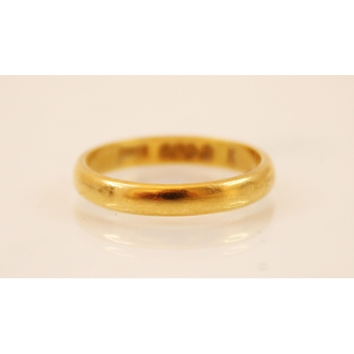 197 - A 22ct yellow gold wedding band, marks for ‘WC and S’, Chester 1939, ring size K, 3.1gms