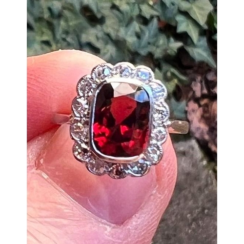 200 - A early 20th century certified Burmese red spinel and diamond cluster ring, the central rub over set... 