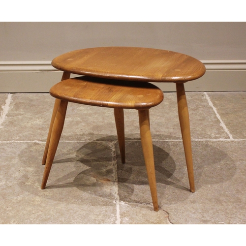 831 - Lucian Ercolani for Ercol furniture, a nest of three blonde elm and beech 'Pebble' tables, mid 20th ... 