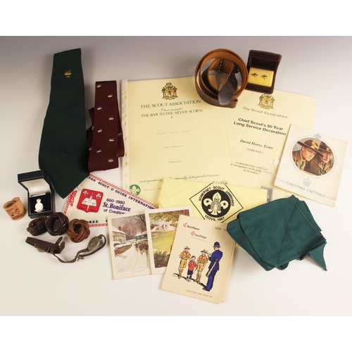 570 - SCOUT/GUIDE INTEREST: A collection of scouting equipment and memorabilia belonging David Toms, Field... 